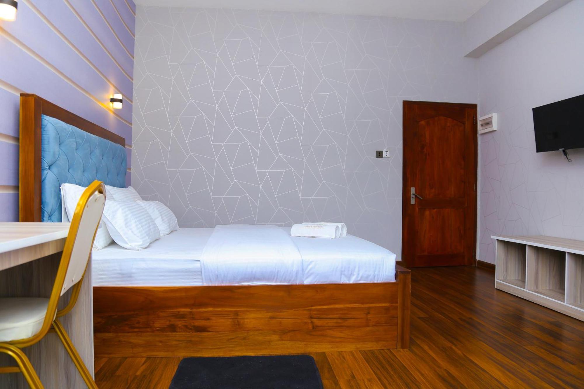 Crown Regency- Hotel