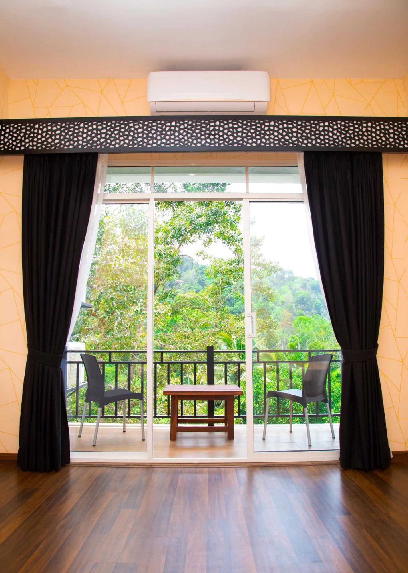 Crown Regency- Hotel