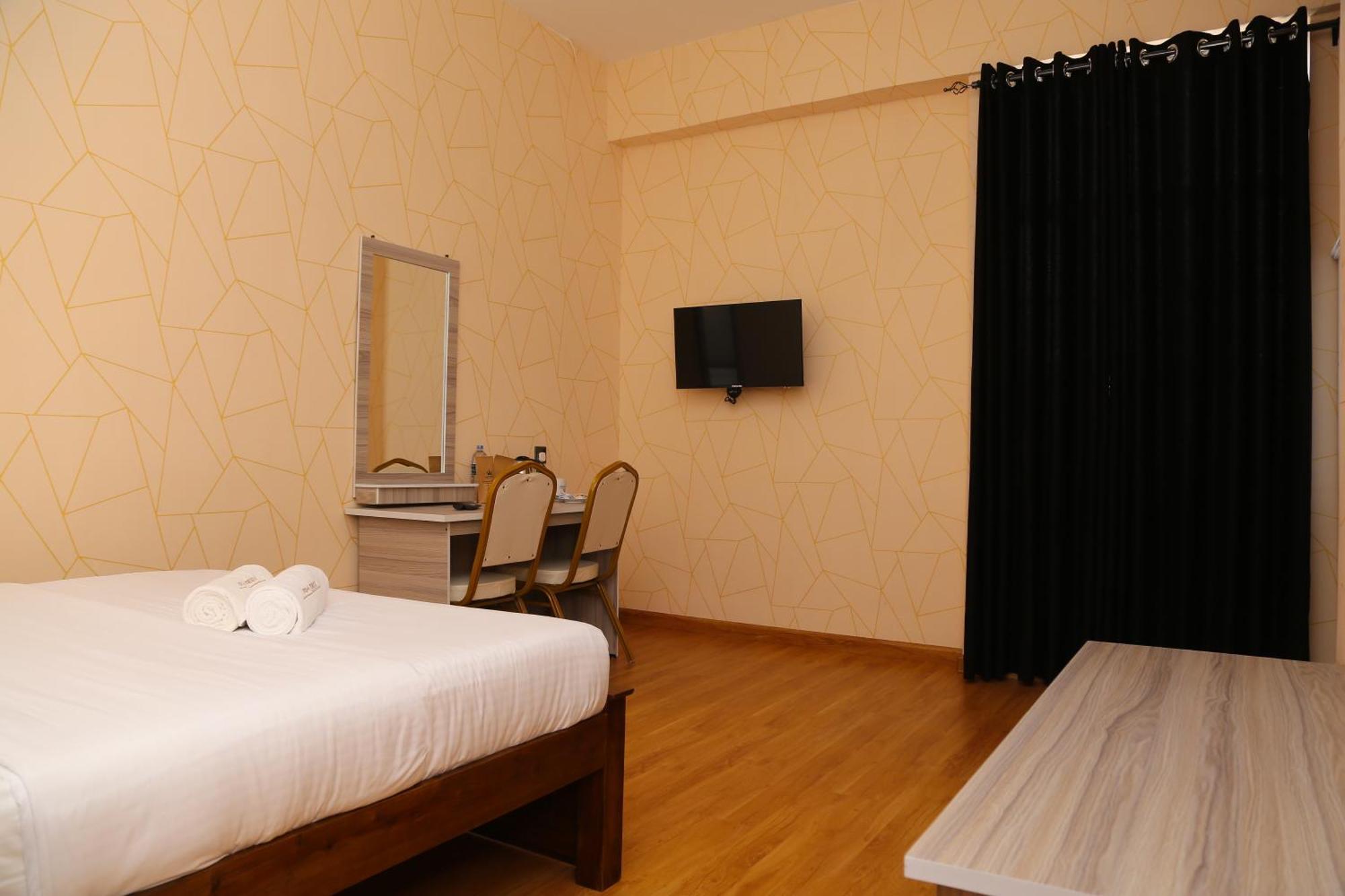 Hotel Crown Regency- 3*