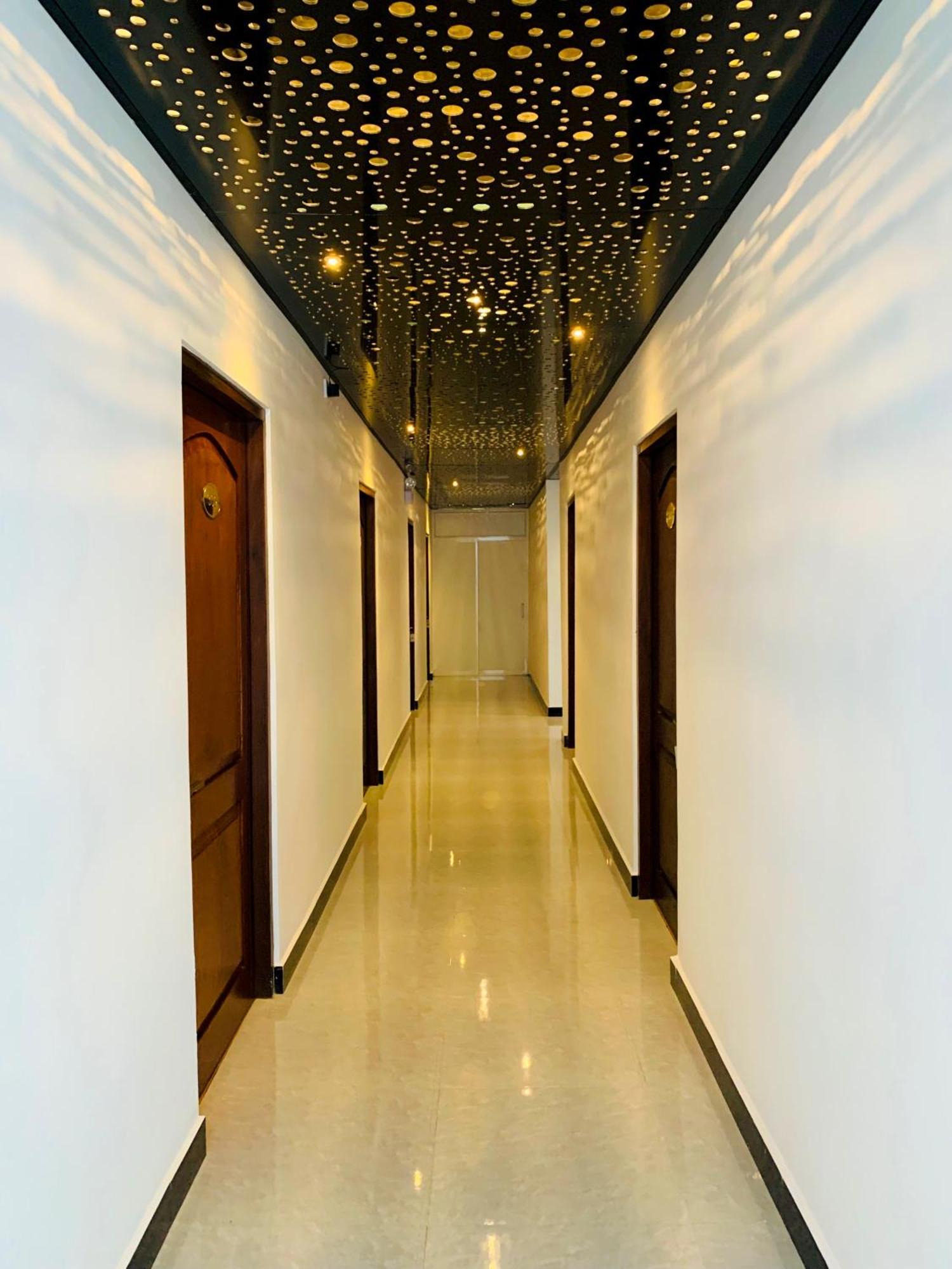 Hotel Crown Regency-